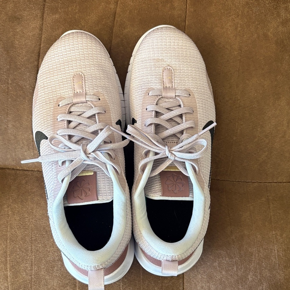 Nike Women's Flex Experience 12 size 8.5  in Light Pink and Black